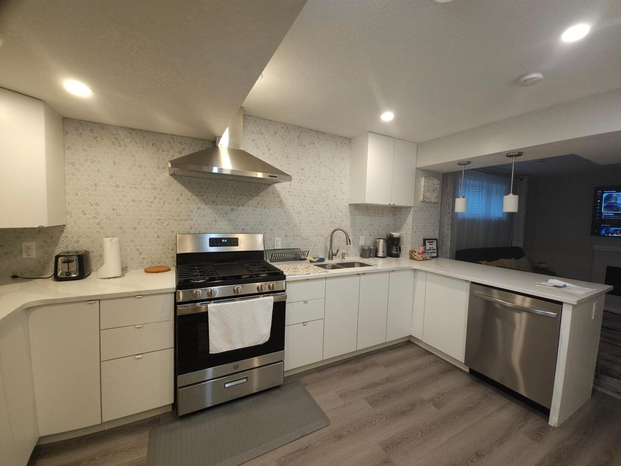 Cozy 2 Bedroom Suite, Queen Beds, Near The Airport Edmonton Exterior foto
